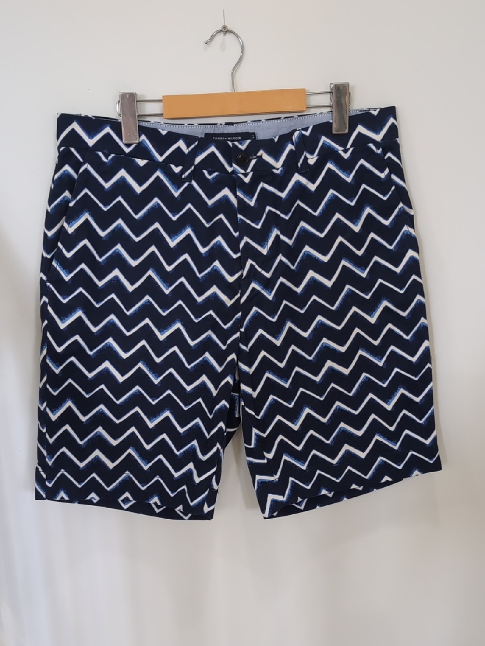 TOMMY HILFIGER | Men's Navy/Blue Chevron Chino Flat Front Shorts